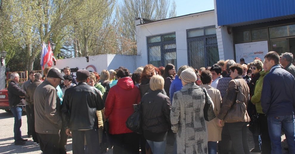 Рабочие на митинге в Керчи довели до приступа депутата Госдумы