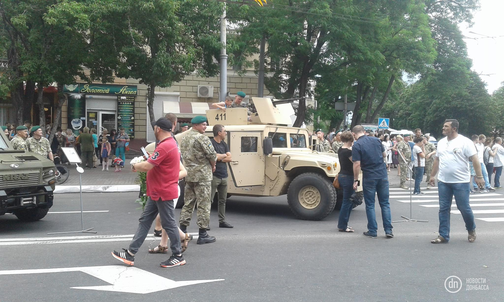 В Мариуполе в честь Дня освобождения города вывели на улицы военную технику