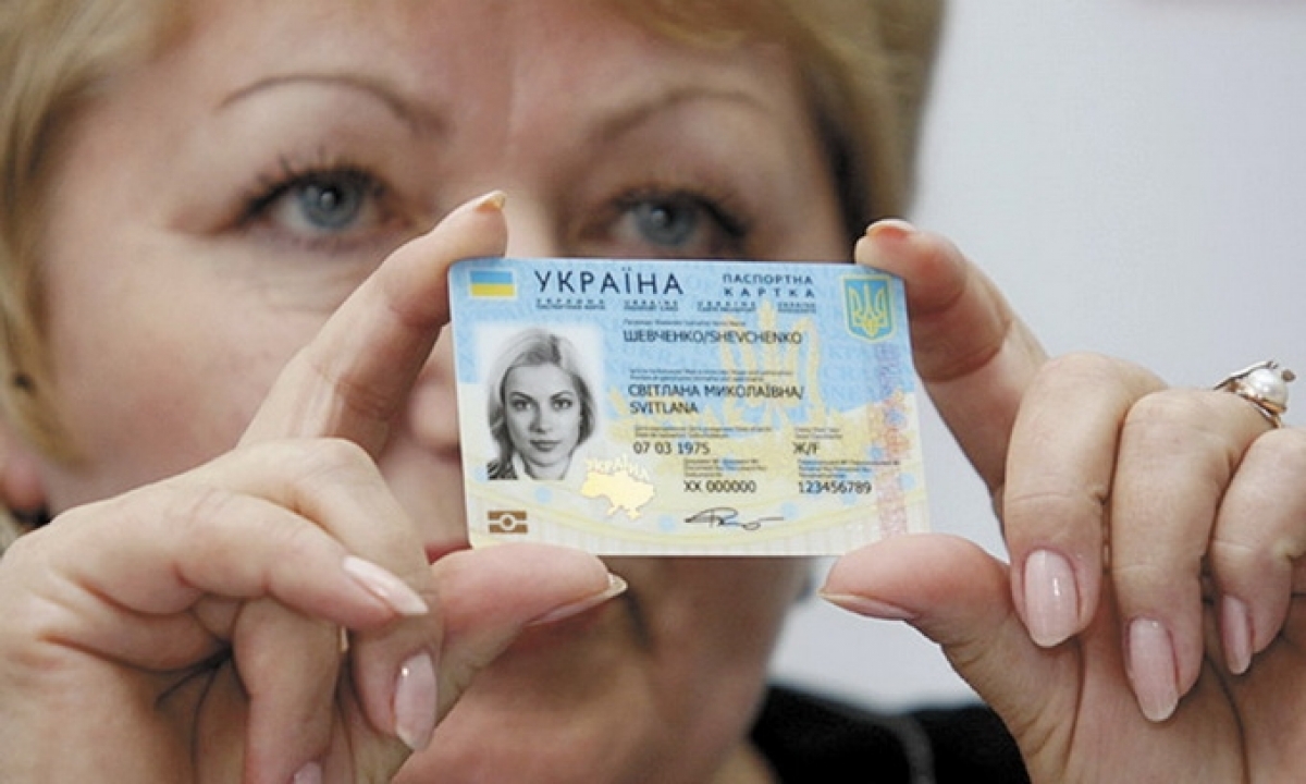 Жительница Крыма похвасталась украинским биометрическим паспортом