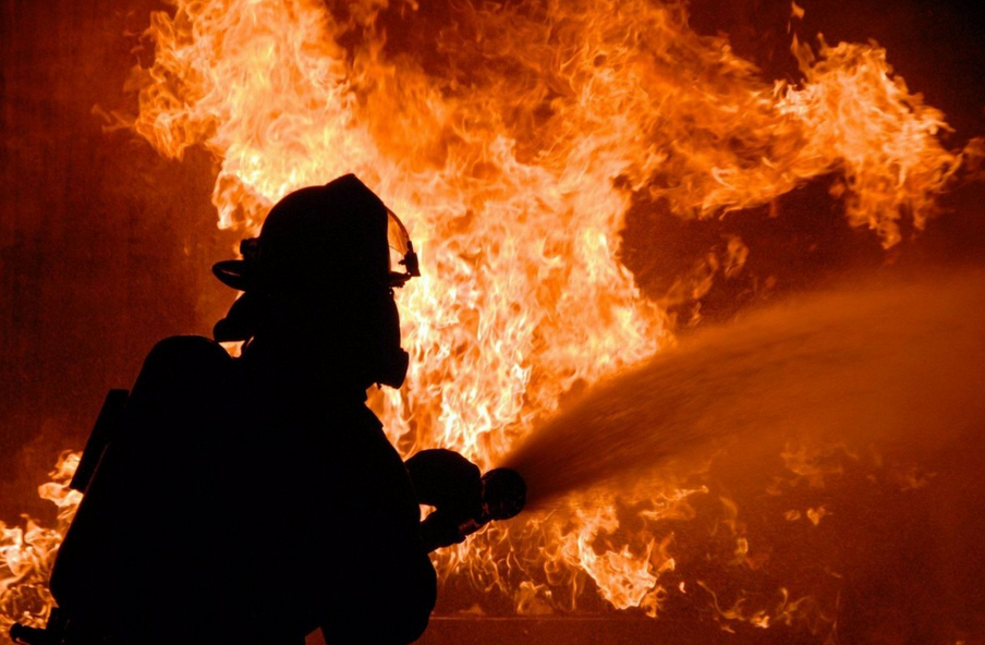 В Мариуполе во время тушения пожара погиб пожарный