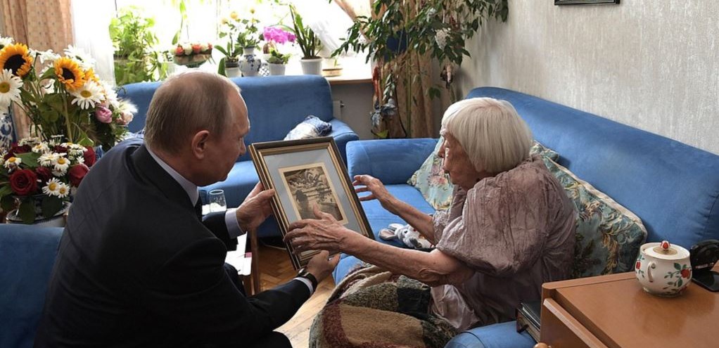 Путин подарил правозащитнице Алексеевой гравюру с изображением Евпатории