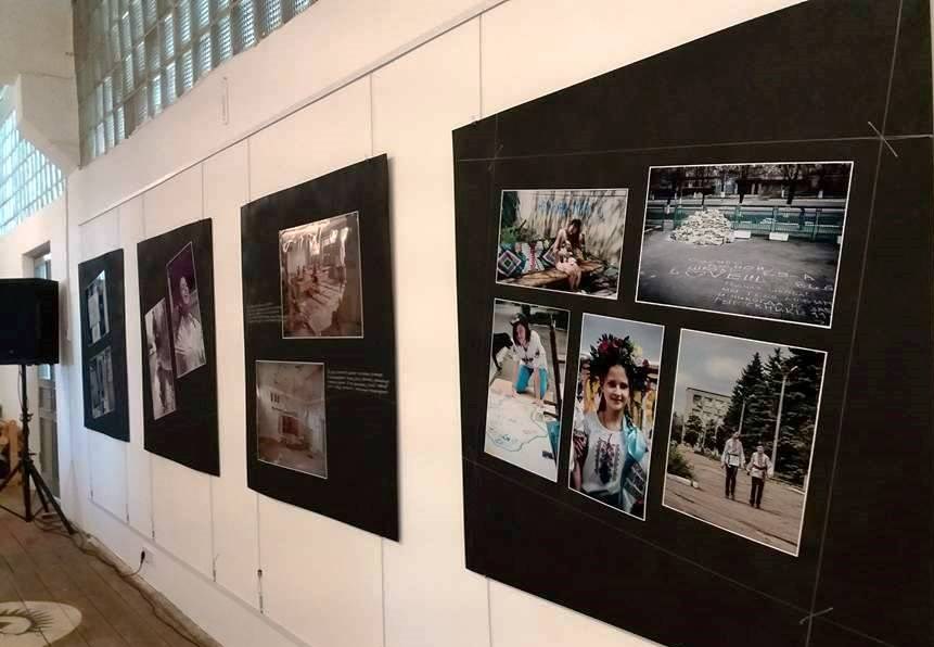 В Киеве открыли выставку фотографий «Мы живы» о детях из прифронтовой зоны