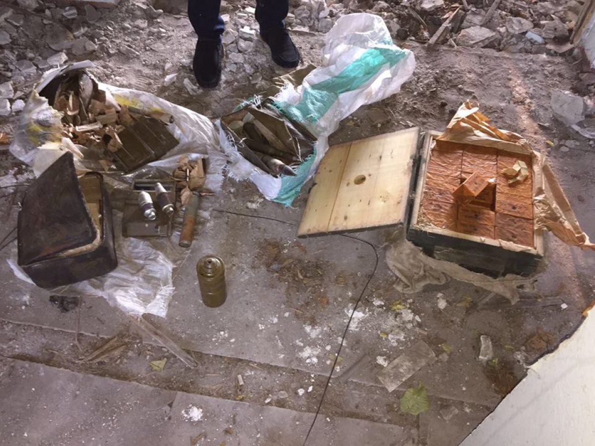 СБУ нашла тайник с взрывчаткой в прифронтовом селе Гранитное
