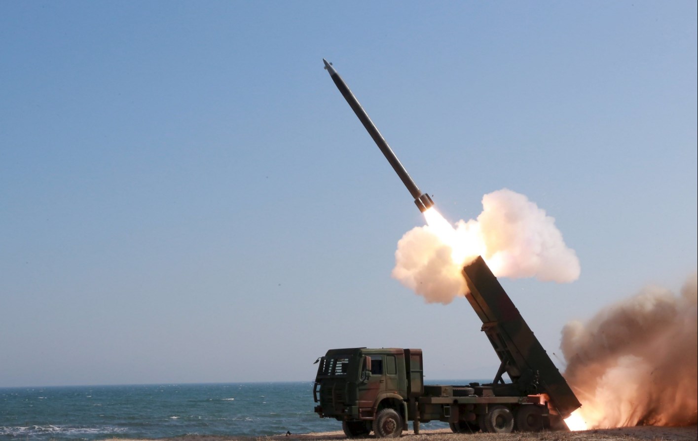 Япония готова сбивать ракеты КНДР, атакующие военную базу США