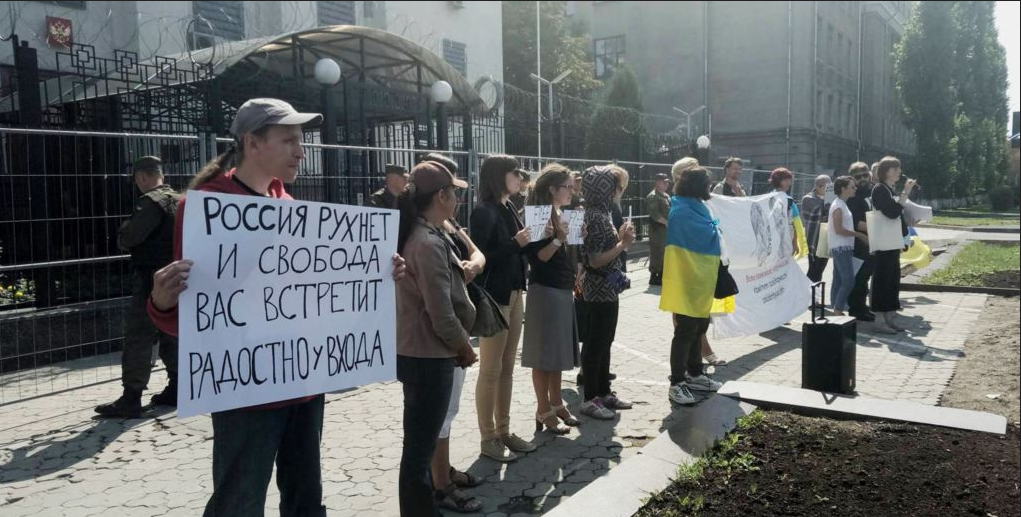 Активисты в Киеве поддерживают Сенцова и Кольченко