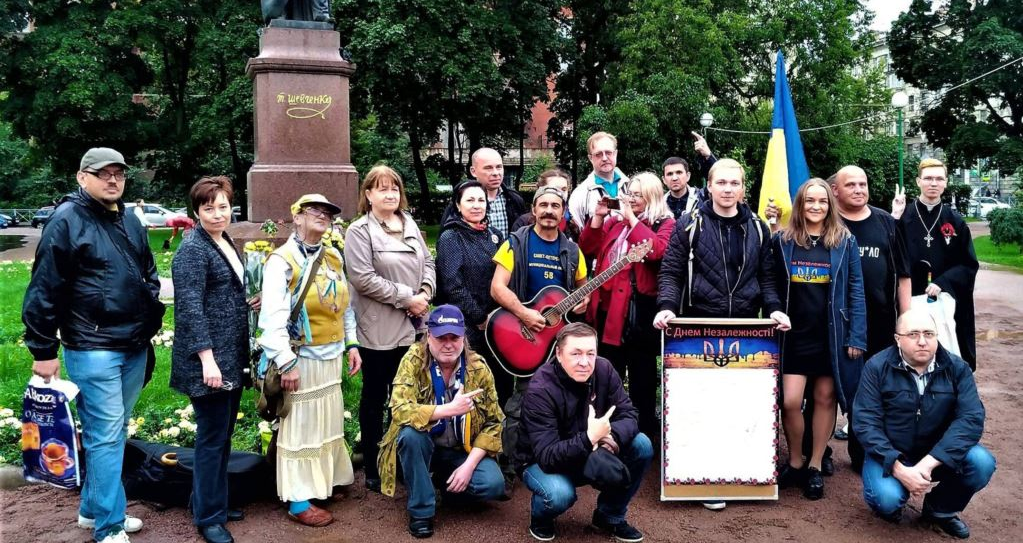 Российские активисты поздравили украинцев с Днем независимости