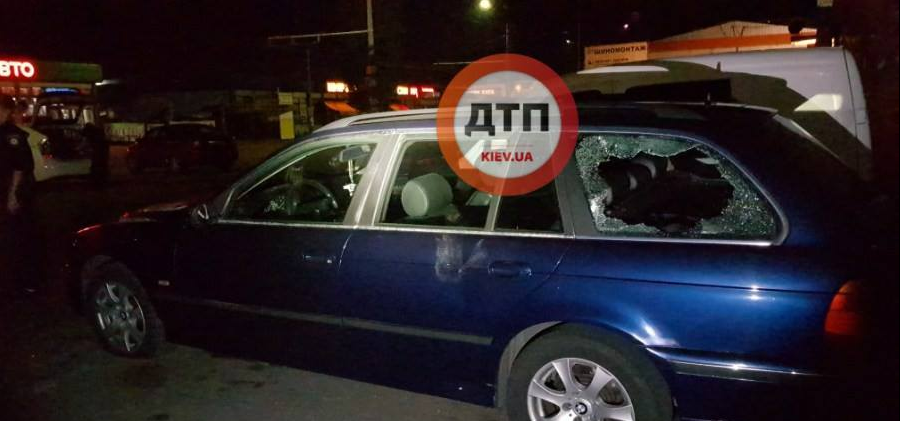 В Киеве неизвестные разбили автомобиль и похитили водителя