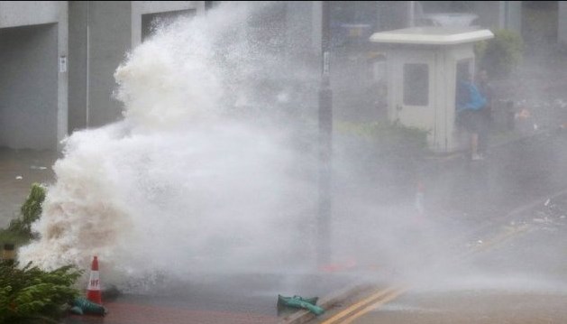 На юге Китая и в Гонконге – мощнейший тайфун, есть пострадавшие