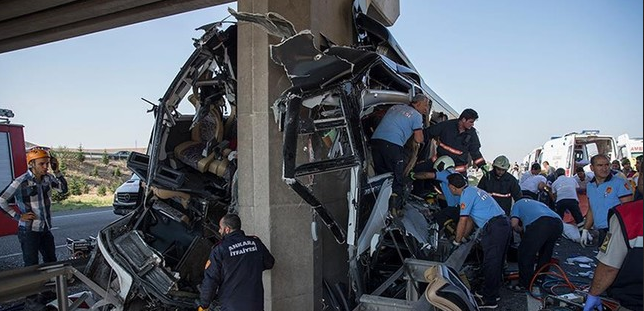 В Турции автобус врезался в опору моста, есть погибшие
