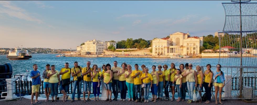 Фото украинцев в сине-желтой одежде в Севастополе удалили с Facebook
