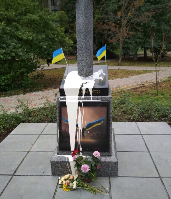 В Киеве неизвестные облили краской памятник героям АТО