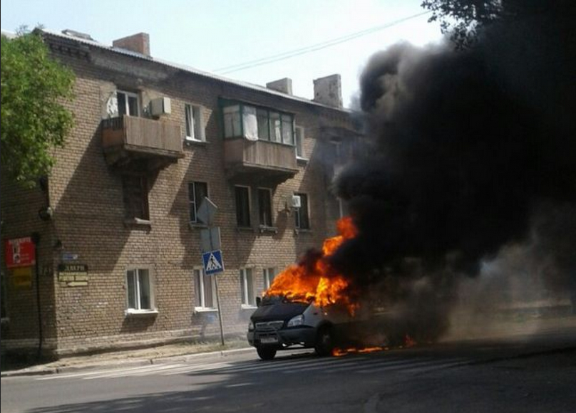 В Макеевке загорелся автомобиль на дороге