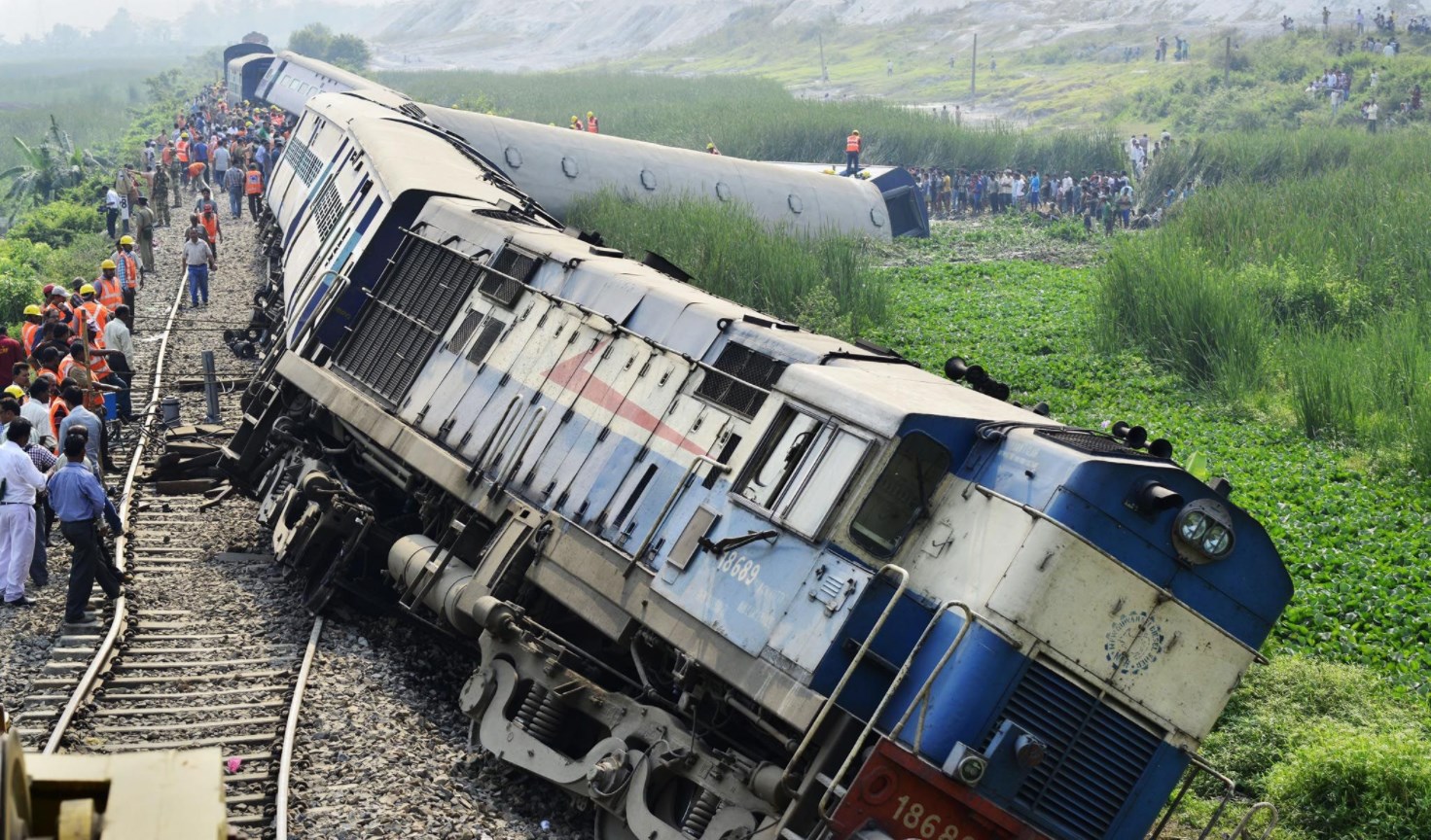 В Индии столкнулись поезд с мусоровозом: число пострадавших увеличилось