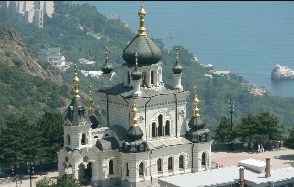 Церковная война: в Крыму на храмах  снимают таблички УПЦ