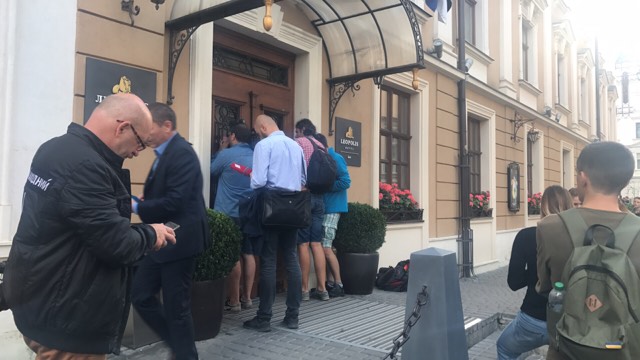 Пограничники пытаются ознакомить Саакашвили с протоколом о нарушении границы – не выходит
