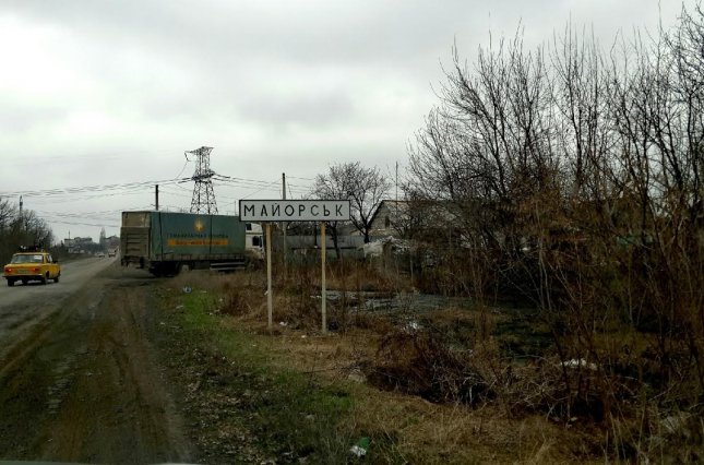На пропускном пункте “Майорск” боевики использую мирных жителей как «живой щит»
