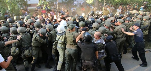 35 силовиков пострадали в стычках под судом по «одесскому делу 2 мая»