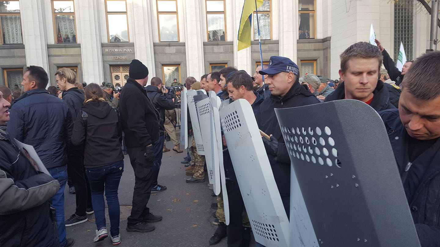 Средства на протесты под Радой свозились на самолетах – Луценко обещает это доказать