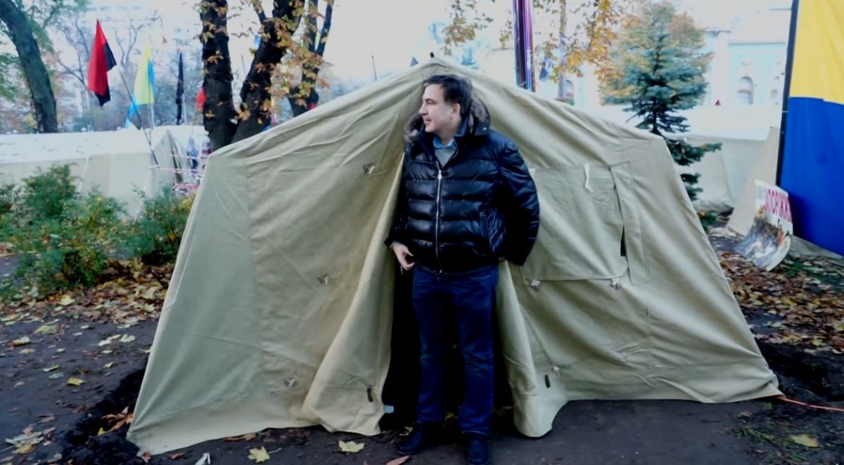 Грелся под “буржуйкой” – Саакашвили о своей первой ночи в палатке у ВР