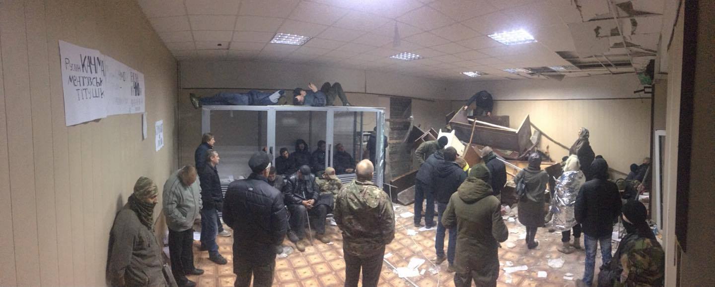 В полиции заявили, что соратники Коханивского ночью применяли газ и взрывпакеты