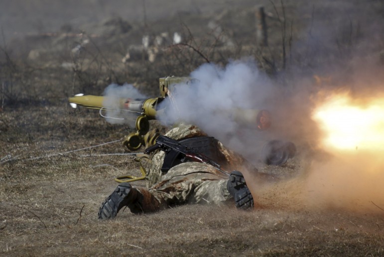 Ночь в зоне АТО – 20 обстрелов, один украинский воин получил боевую травму