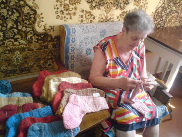 100 пар носков солдатам – связала 85-летняя бабушка из Черкасс