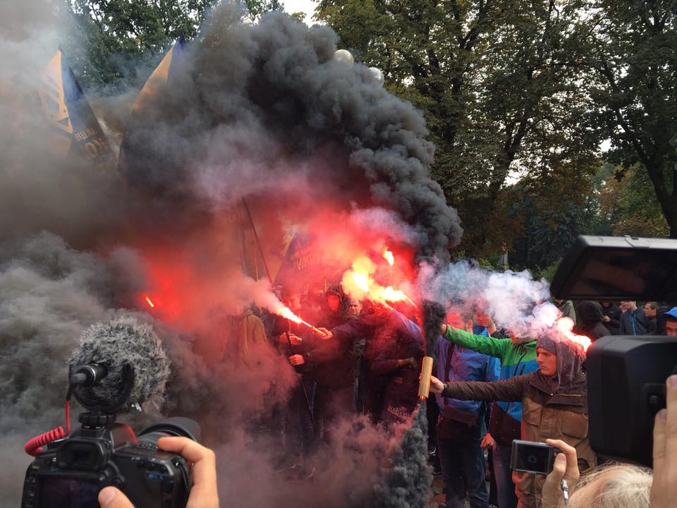 Возле ВР горели шины – протест против особого самоуправления на оккупированном Донбассе