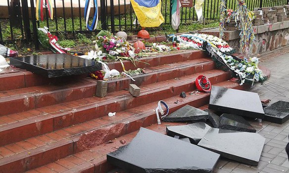 В Киеве разбили памятники героям Небесной сотни – вандала задержали