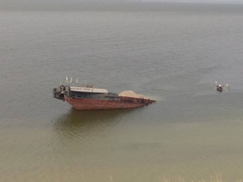 На Каховском водохранилище затонула баржа с нефтью