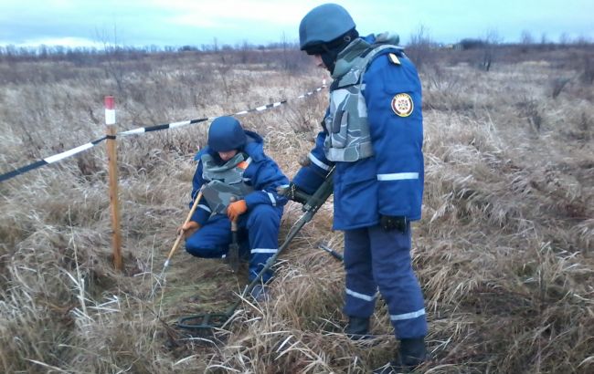 Пиротехники продолжают очистку Луганской области