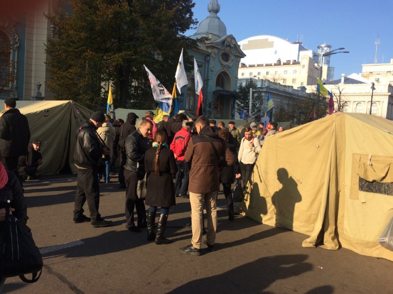 Протесты у здания Рады – около 200 человек и палатки