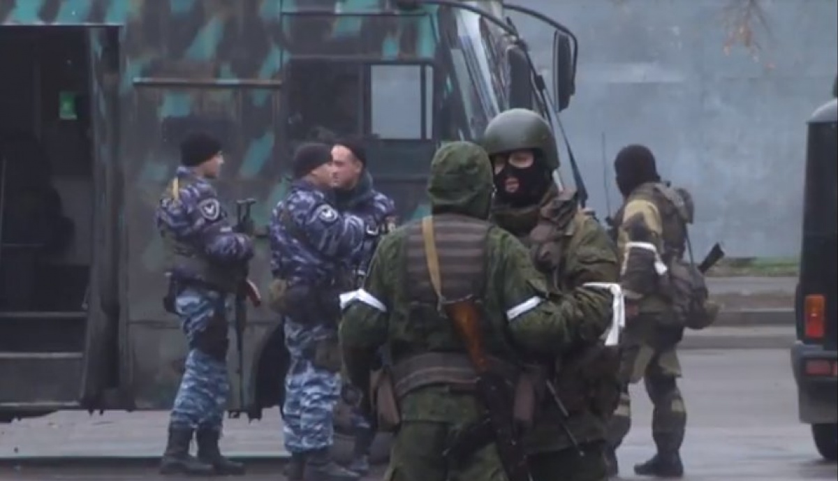 Центр Луганска оцепили вооруженные люди в камуфляже без опознавательных знаков