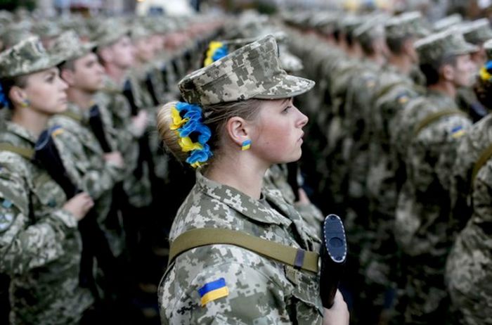 Полторак намерен разрешить женщинам поступать в военные лицеи