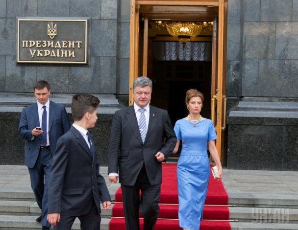 Порошенко с супругой передали сертификат на 3 млн грн для организации архитектурного конкурса по созданию Музея Революции Достоинства