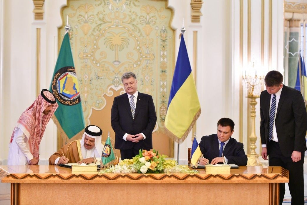 Порошенко призвал страны Персидского залива защищать крымских татар