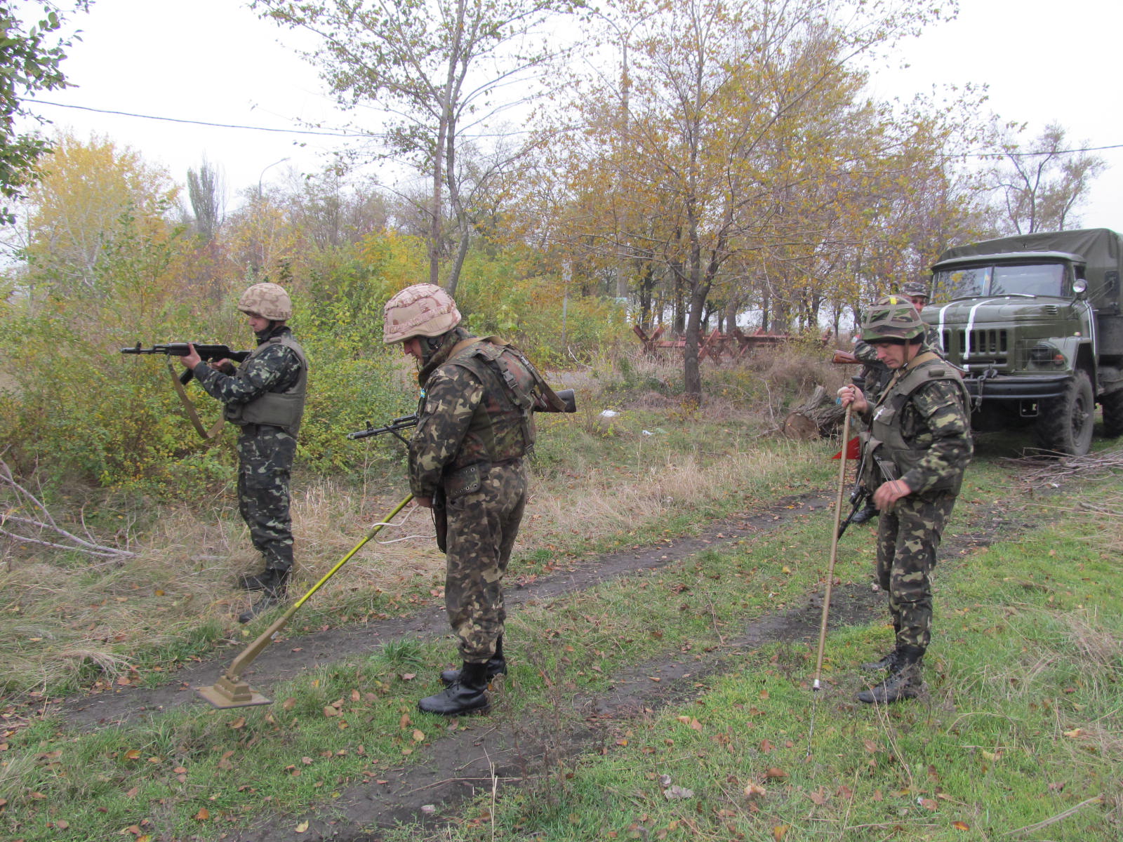 Боевики «ДНР» устанавливают знаки «мины» на дорогах, чтоб не пускать людей