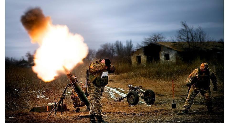 Боевики на Донбассе обстреляли дома мирных жителей Трехизбенки