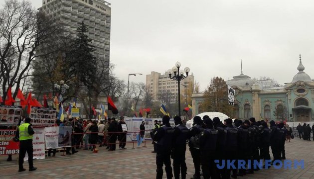 Под Радой – около тысячи митингующих