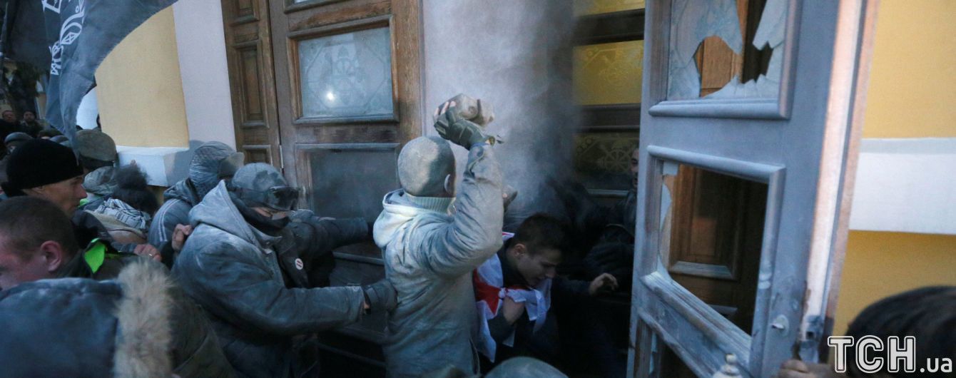 Дымовые шашки и Саакашвили на заборе: появилось яркое видео штурма Октябрьского дворца в Киеве