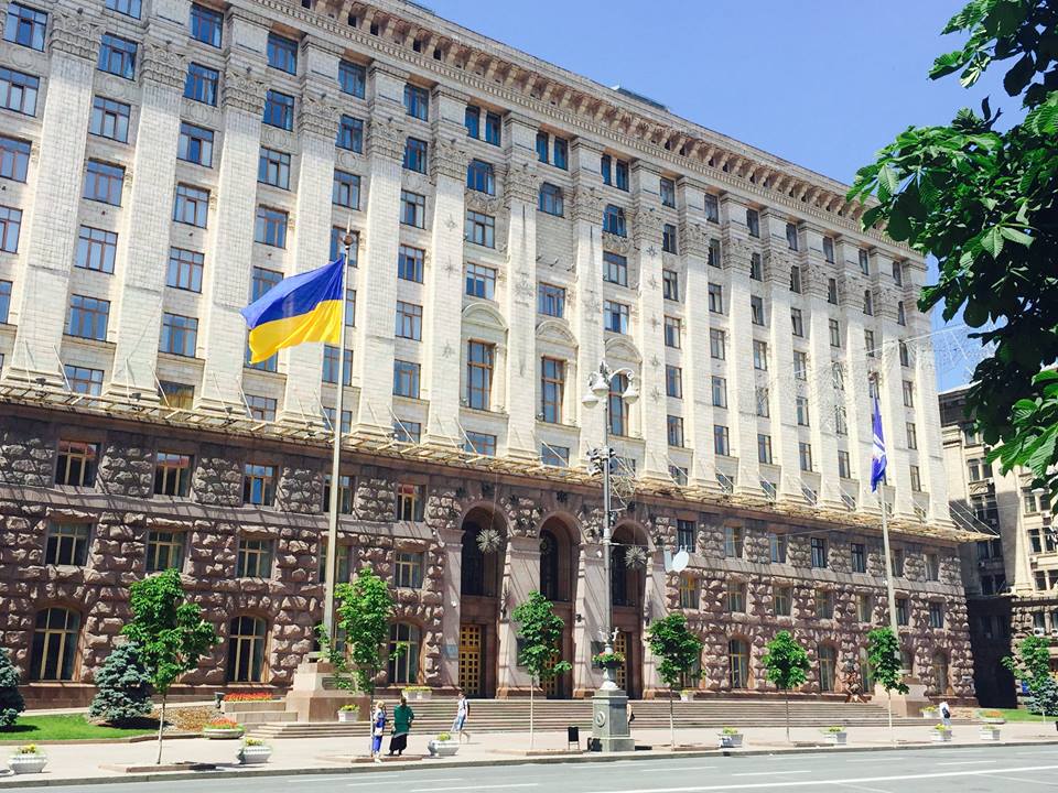“Они б лучше тротуары заасфальтировали”. Соцсети спорят, зачем Киеву флаг за 50 миллионов