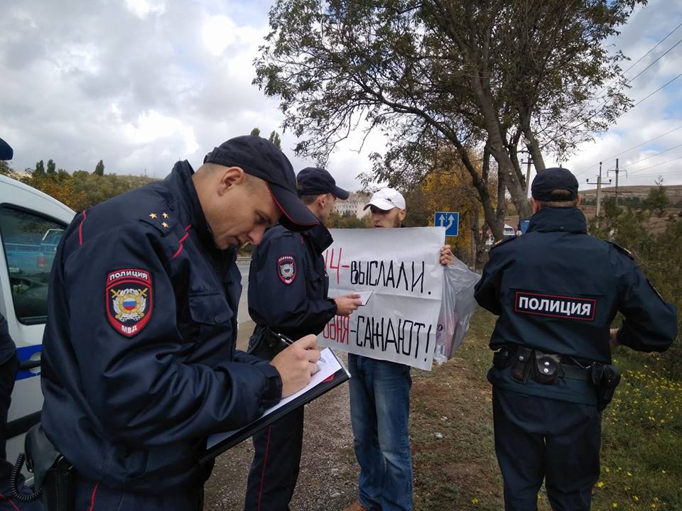 Оккупанты в Крыму оштрафовали 40 крымских татар за одиночные пикеты