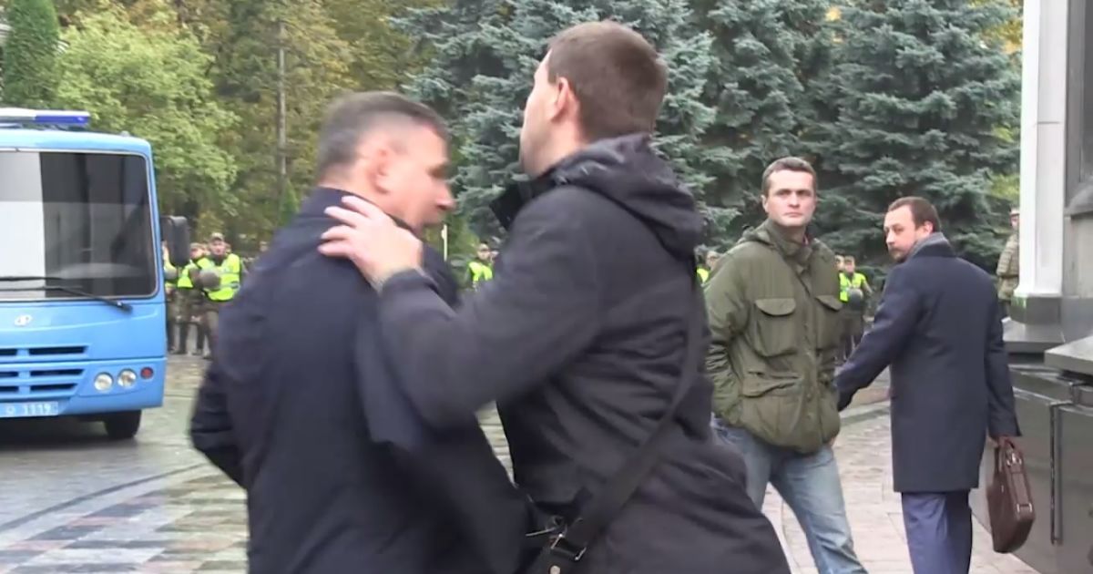 Против Парасюка открыли дело за нападение на полицейского