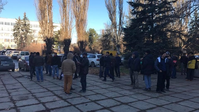 Участники одиночных пикетов собираются под «Верховным судом» в Крыму