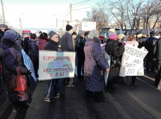 Около 100 рабочих перекрыли дорогу Николаев-Одесса, требуя выплаты зарплаты, – полиция