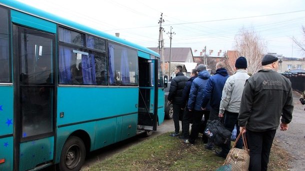 Боевики “ЛНР” повезли пленных украинцев на обмен
