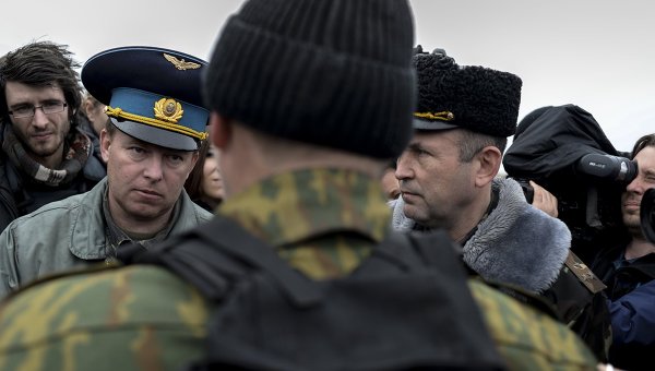 Мамчур – перед военнослужащими, которые захватывали его часть в Крыму, было три линии людей в гражданском