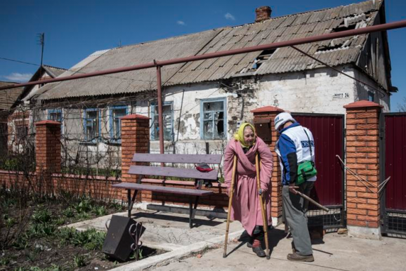 ООН: На Донбассе настолько привыкли к войне, что копают картошку под обстрелами