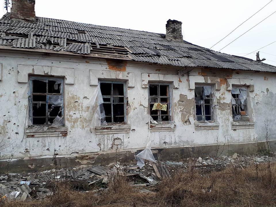 Опубликованы фото последствий артобстрела боевиками поселка в Луганской области