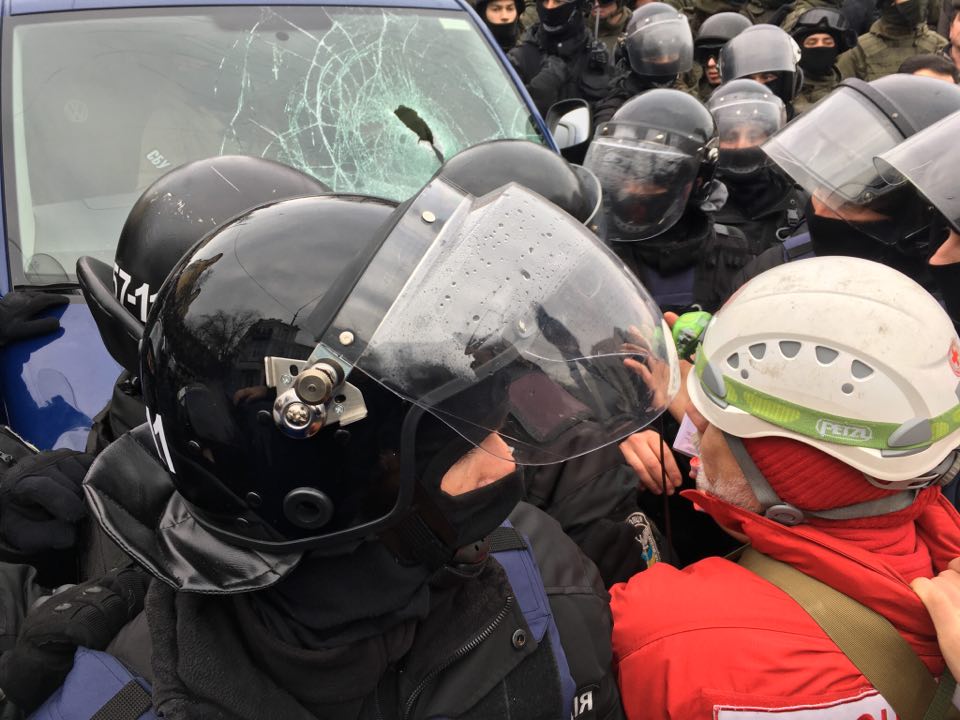 Заблокированному в машине Михо стало плохо, к нему пропустили врача