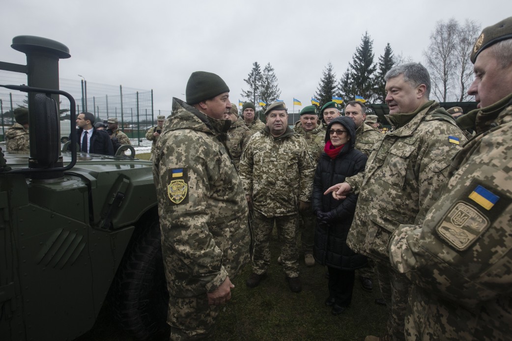 Украинские военные получили от США 40 медицинских автомобилей Hummer